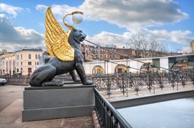 St. Petersburg 'daki Bank Köprüsü' nde altın kanatlı Griffinler Moika Nehri 'nin karşısında bir kış günü