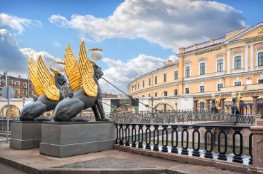 St. Petersburg 'daki Bank Bridge ve Devlet Ekonomik Üniversitesi' nde altın kanatlı Griffinler