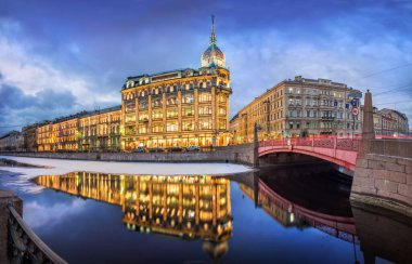 Esders ve Scheufals, St. Petersburg 'daki Moika Nehri' nin sularında akşam aydınlanması ışığında depo inşaatı ve yansıması yapıyorlar. Başlık: Kırmızı Köprüden Alışveriş, Esders ve Schefal