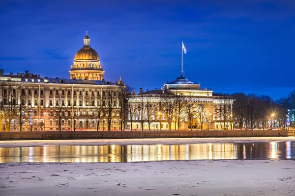 聖イサク大聖堂のドームとサンクトペテルブルクのアドミラルティスカヤ堤防冬の青の近く — ストック写真