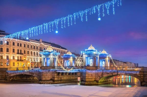 圣彼得堡Fontanka河上的Lomonosov桥与蓝色冬夜的新年装饰 — 图库照片