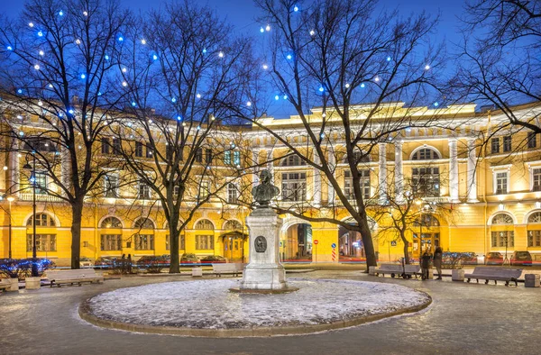 노소브 광장에 건물과 상트페테르부르크의 Mikhail Vasilievich Lomonoso — 스톡 사진