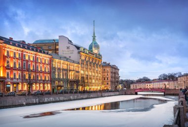 St. Petersburg 'daki Moika seti üzerindeki Esders ve Scheufals mağazasının akşam aydınlanması ışığında inşa edilmesi. Başlık: Kırmızı Köprü 'de Alışveriş, Esders ve Schefals