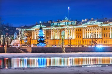 Senato ve Sinagog binası ve St. Petersburg 'daki Büyük Peter anıtı.