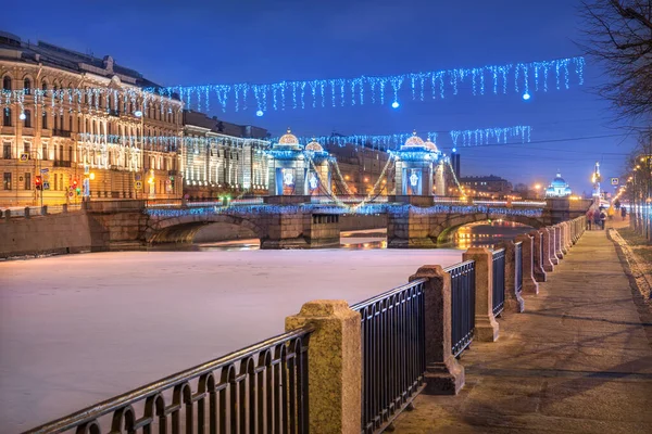 サンクトペテルブルクのフォンタンカ川にかかるロモノソフ橋と 冬が近い青い光の中での新年の装飾 — ストック写真
