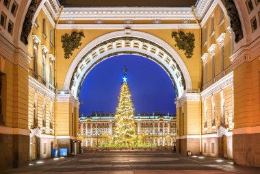St. Petersburg 'daki Palace Meydanı' ndaki Zafer Kemeri ve mavi kış gecesinin ışığında yeni yıl ağacı.