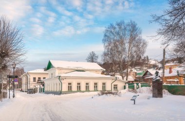 Peyzaj Müzesi ve Plyos 'taki sanatçı Levitan için bir anıt kış sularının batışının ışığında karın altında.