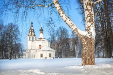 Plyos 'taki Katedral Dağı' nda çan kulesi olan bir katedral var. Kış günü mavi bir gökyüzünün altında.