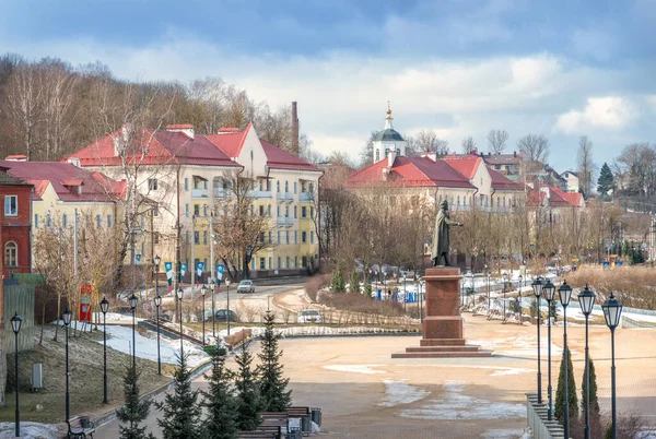 Embarque Smolenskaya Monumento Príncipe Vladimir Smolensk Sob Céu Azul Primavera — Fotografia de Stock