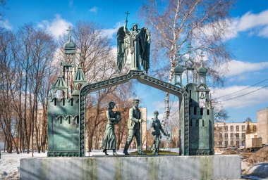 Moskova 'daki Yaroslavskoe otoyolundaki hacıların anıtı mavi gökyüzünün altında.