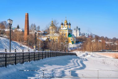 Aziz Niklas Naberezhny Kilisesi ve Murom 'daki Diriliş Kilisesi, karlı ve güneşli bir kış günü.