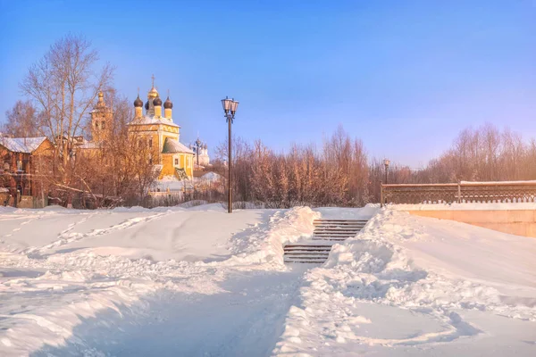 Kościół Mikołaja Naberezhny Promieniach Słońca Świcie Murom Zimowy Śnieżny Poranek — Zdjęcie stockowe