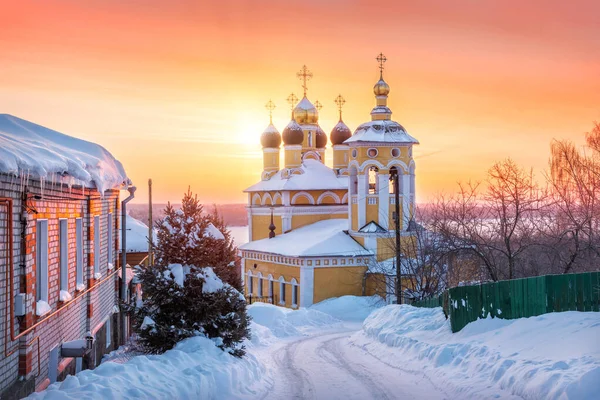冬の雪に覆われた晴れた朝のムロムの朝の赤い太陽の光の中で聖ニコラス ナベレヒニー教会 — ストック写真