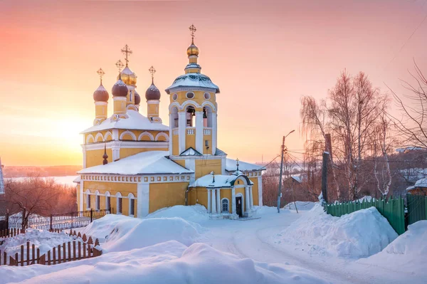 Iglesia San Nicolás Naberezhny Los Rayos Del Sol Rojo Mañana — Foto de Stock