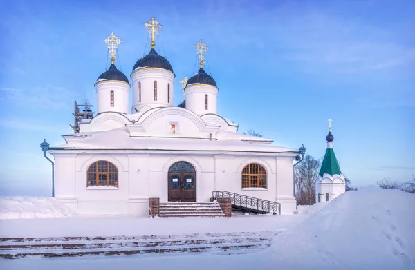 雪に覆われた冬の陽射しを受けて 博物館の変容修道院の大聖堂 — ストック写真
