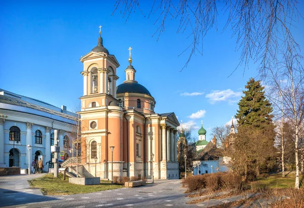 Igreja George Endova Canteiros Flores Madeira Moscou Dia Ensolarado Primavera — Fotografia de Stock