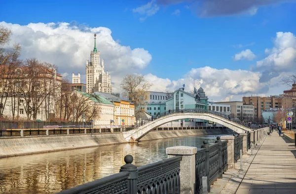 Iglesia George Endova Macizos Flores Madera Moscú Día Soleado Primavera — Foto de Stock