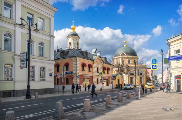 エンドバのジョージ教会と春の晴れた日にモスクワの木製の花壇 — ストック写真