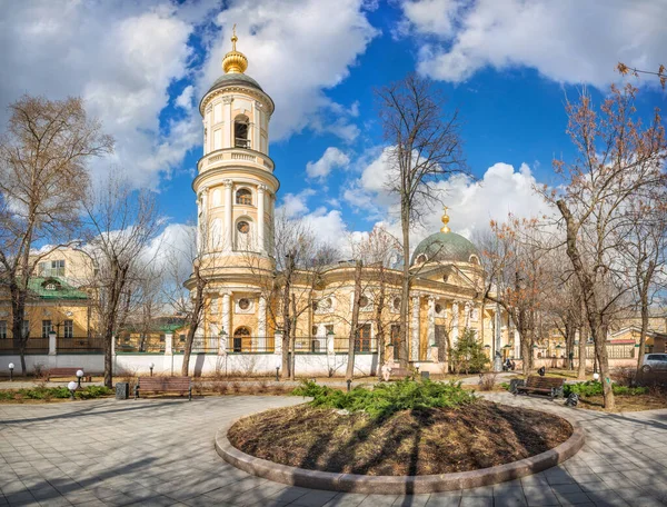Georgskirche Endova Und Hölzerne Blumenbeete Moskau Einem Sonnigen Frühlingstag — Stockfoto
