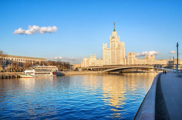 Ένας Ουρανοξύστης Στο Ανάχωμα Kotelnicheskaya Και Ένα Πλοίο Στην Προβλήτα — Φωτογραφία Αρχείου