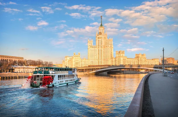 Kotelnicheskaya Seti Üzerinde Bir Gökdelen Güneşli Bir Bahar Akşamında Moskova — Stok fotoğraf