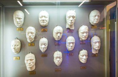 Mosco 'daki Mosfilm Müzesi' ndeki aktörlerin yüzlerinin alçı maskeleri.
