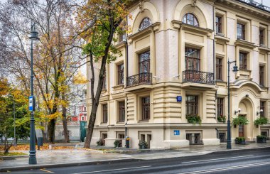 17. ev Ostozhenka Caddesi 'nde ve Hamilelik Manastırı' ndaki Katedral 'in kubbesi Moskova' da ağaçların arasında sonbahar bulutlu bir sabahta.
