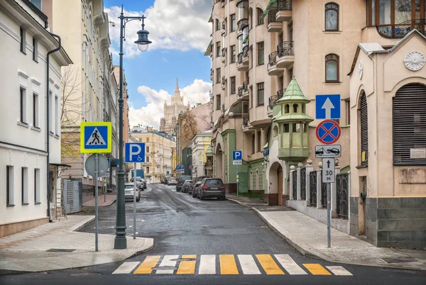 Moskova Nın Ostozhenka Caddesinden Smolenskaya Sechenovsky Yolundaki Gökdelen Güneşli Bir — Stok fotoğraf