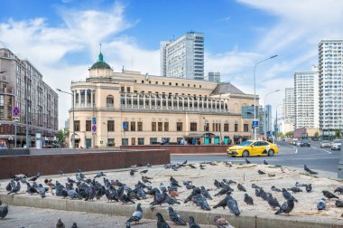 Moskova 'da Novy Arbat' ın köşesindeki antik binalar ve güvercinler güneşli bir yaz günü