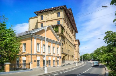 Gogol 'un evi ve Nikitsky Bulvarı' nda güneşli bir yaz gününde bir ev.