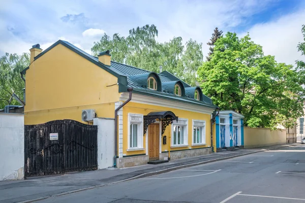 Yellow Building Khlebny Lane Moscow Summer Sunny Day Caption Caution — Stock Photo, Image