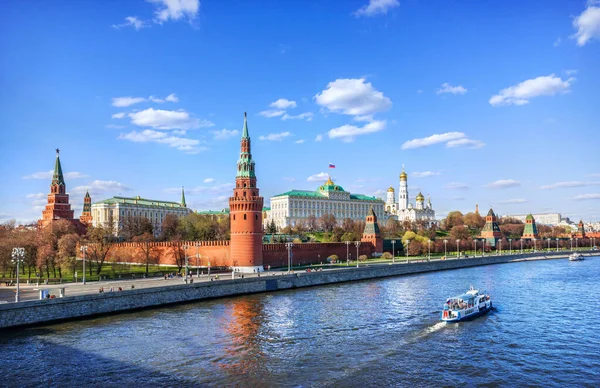 Вид Кремль Лодку Москву Москве Летом Солнечного Дня — стоковое фото