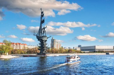 Büyük Peter Anıtı ve Moskova 'daki Moskva Nehri' nde güneşli bir yaz günü bir zevk gemisi.