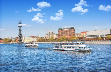 Moskova 'daki Moskva Nehri' nde güneşli bir yaz gününde Büyük Peter 'ın anıtı ve eğlence tekneleri.