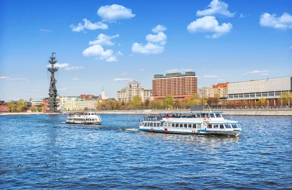 Monument Över Peter Den Store Och Fritidsbåtar Moskva Floden Moskva — Stockfoto