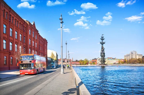 Double Decker Red Bus Embankment Monument Peter Great Moscow River — Stock Photo, Image