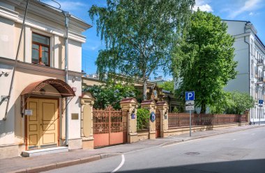 Moskova 'daki Khlebny Lane' deki İzlanda Büyükelçiliği 'nin binası güneşli bir yaz günü