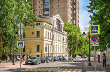 Moskova 'da Spiridonovka Caddesi' ndeki St. Petersburg Hükümet Temsilciliği binası güneşli bir yaz günü
