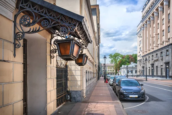 Malaya Nikitskaya Rua Lanternas Edifício Antigo Moscou Verão Ensolarado — Fotografia de Stock