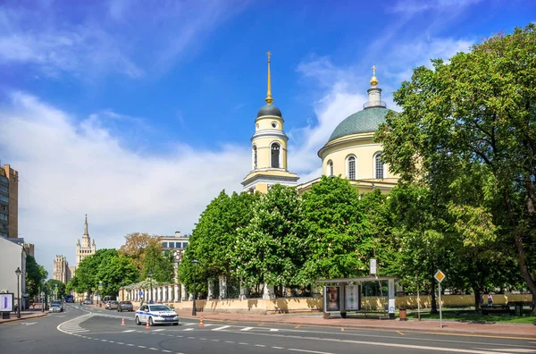 Iglesia Gran Ascensión Calle Bolshaya Nikitskaya Moscú Verano Soleado — Foto de Stock