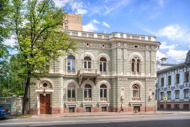 Schlosberg 'in evi Povarskaya Caddesi, Moskova' da güneşli bir yaz günü.