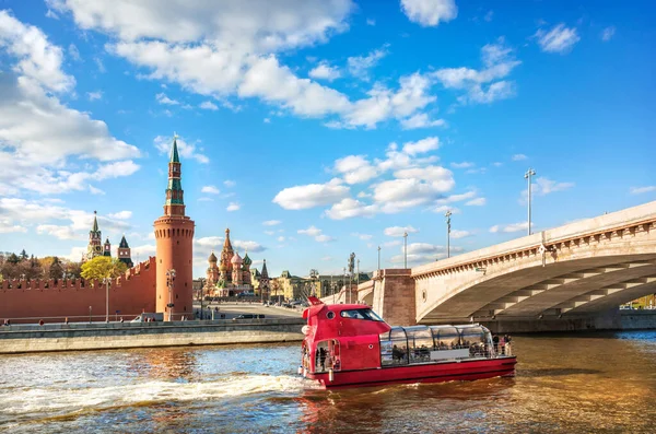 Kremlin Kuleleri Tapınakları Moskova Daki Bolşoy Moskvoretsky Köprüsü Yakınlarındaki Moskva — Stok fotoğraf