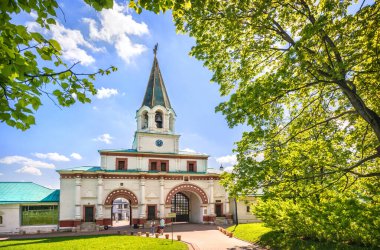 Moskova 'da Kolomenskoye parkının ön kapısı güneşli bir yaz günü