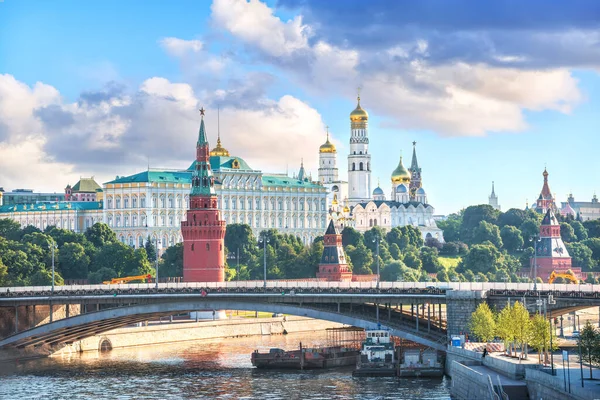 Kremlin Tornit Temppelit Moskovassa Aurinkoisena Kesäaamuna — kuvapankkivalokuva