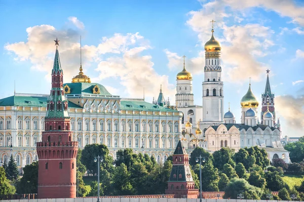Věže Chrámy Kremlu Moskvě Letního Slunečného Rána — Stock fotografie