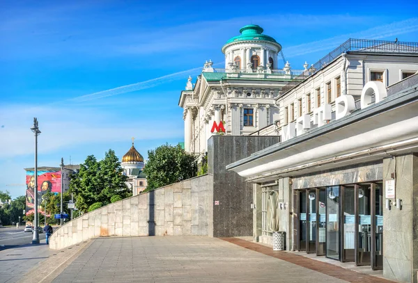 Entrada Para Estação Metrô Borovitskaya Catedral Cristo Salvador Moscou Verão — Fotografia de Stock