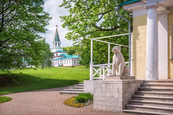 Leão Pavilhão Palácio Uma Vista Portão Frente Kolomenskoye Moscou Verão — Fotografia de Stock