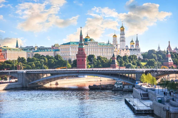 Torens Tempels Van Het Kremlin Moskou Moskva Rivier Een Zomerse — Stockfoto