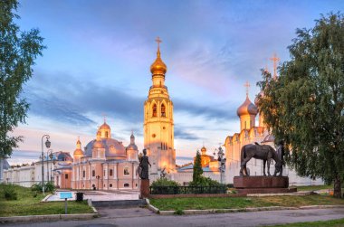 Tapınaklar ve Kremlin 'in çan kulesi Vologda' da bir yaz sabahı