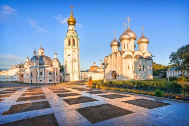 Diriltme Katedrali, çan kulesi ve Kremlin 'deki Aziz Sophia Katedrali. Vologda şehrinde bir yaz sabahı.